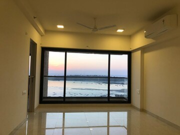 Room in 2 BHK Apartment at Kanakia Hollywood, Versova – for Rent