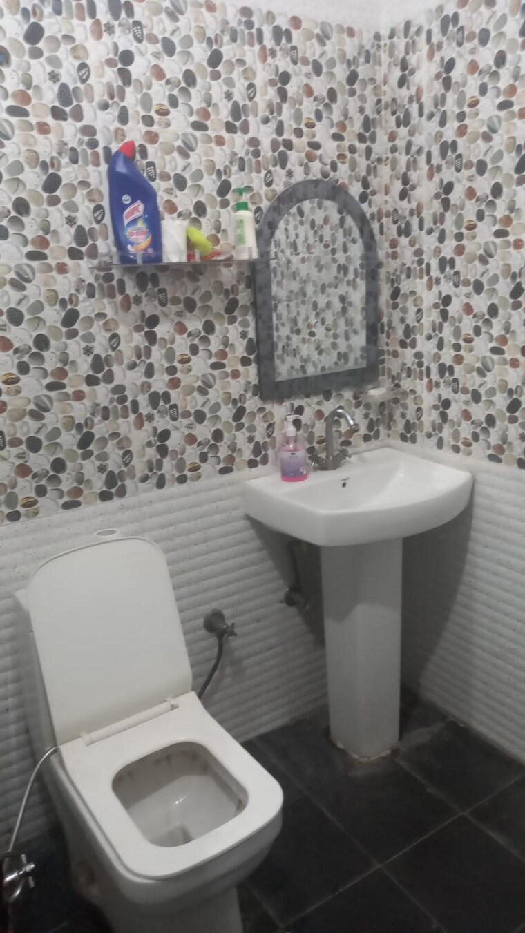 Bathroom, sainik colony 3 Bedroom 1650 Sq.Ft. Builder Floor In Sainik Colony Faridabad 9009727