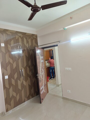 Room in 2 BHK Apartment at Amrapali Golf Homes, Sector 4 Greater Noida – for Rent