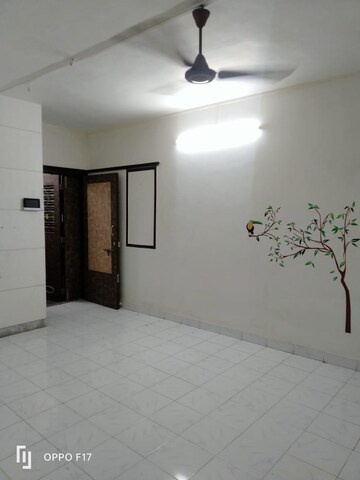 Room in 1 BHK Apartment at Om Vijayshree Apartment, Vile Parle East – for Rent
