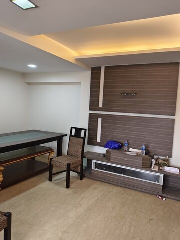 Room in 2 BHK Apartment at Vile Parle West – for Rent
