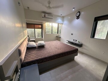 Bedroom in 2 BHK Apartment at Versova – for Rent
