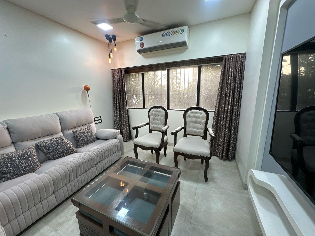 2 BHK + Servant Room Apartment For Rent in Exclusively Done Up, Vers