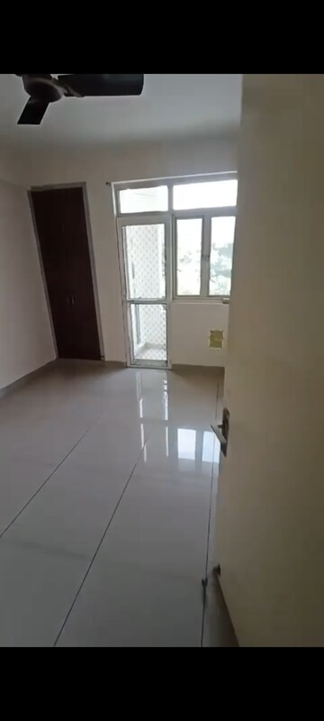 Room in 3 BHK Apartment at Wave Executive Floors, Wave City – for Rent