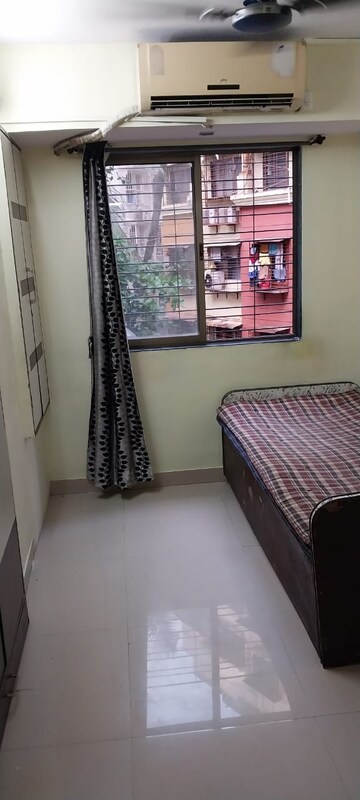 Bedroom in 1.5 BHK Apartment at Vile Parle East – for Rent