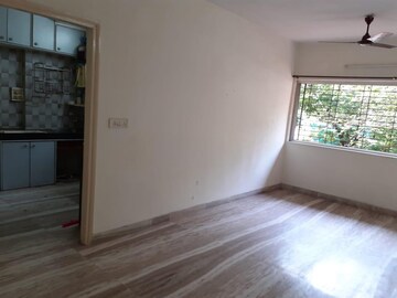 Room in 2 BHK Apartment at Atlantis Apartment Versova, Versova – for Rent