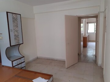Room in 2 BHK Apartment at Atlantis Apartment Versova, Versova – for Rent
