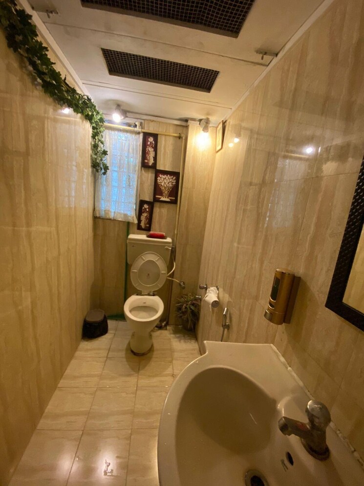 Bathroom, worli Commercial Office Space 1070 Sq.Ft. In Worli Mumbai 9010298