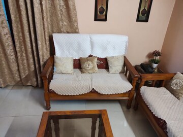 Bedroom in 3.5 BHK Apartment at Greenwood Apartment, Gomti Nagar – for Rent