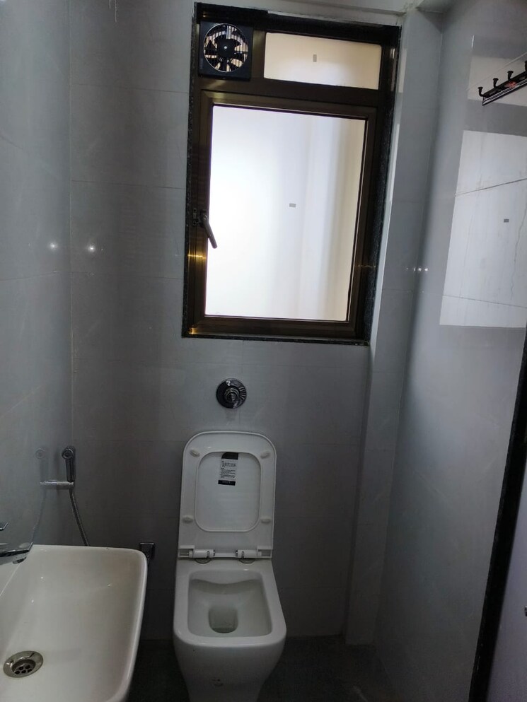 Bathroom, neminath-nemi-bhavan 3 Bedroom 821 Sq.Ft. Apartment In Goregaon West Mumbai 9010375