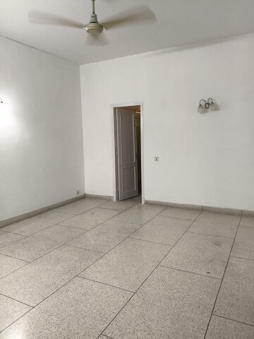 Room in 3 BHK Builder Floor at Boutique Residential Apartments A-4 1, Vasant Vihar – for Rent