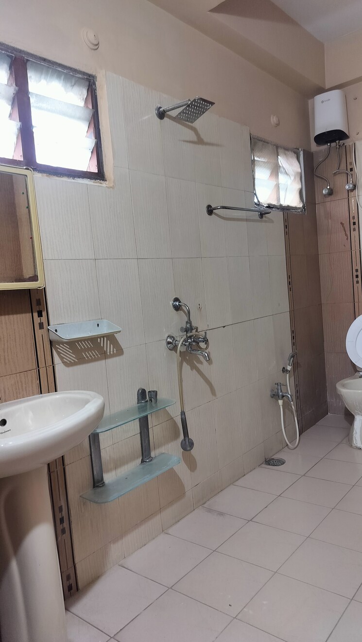 Bathroom, banjara hills 3 Bedroom 1800 Sq.Ft. Apartment In Banjara Hills Hyderabad 9010457