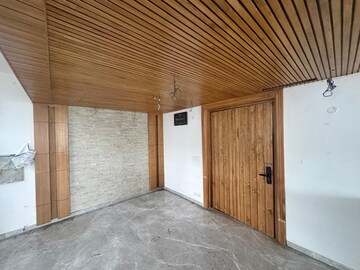 Room in 4 BHK Apartment at Central Park Resorts, Sector 48 – for Rent
