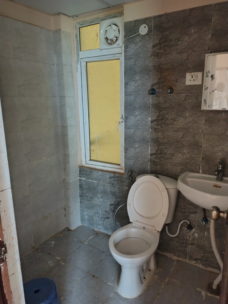 Bathroom, amrapali-dream-valley 3 Bedroom 1045 Sq.Ft. Apartment In Tech Zone 4 Greater Noida Greater Noida 9010485