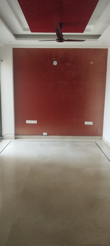 Room in 3 BHK Builder Floor at Mall Fifty One, Sector 51 – for Rent