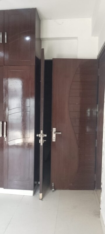 Building Lobby in 3 BHK Builder Floor at Mall Fifty One, Sector 51 – for Rent