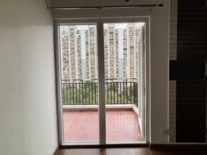 Room in 3 BHK Apartment at Gaur City-2, Gaur City 2 – for Sale