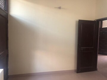 Room in 2.5 BHK Independent House at Sector 53 – for Rent
