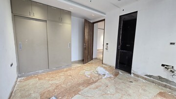 Room in 3 BHK Builder Floor at Sushant Lok I – for Rent