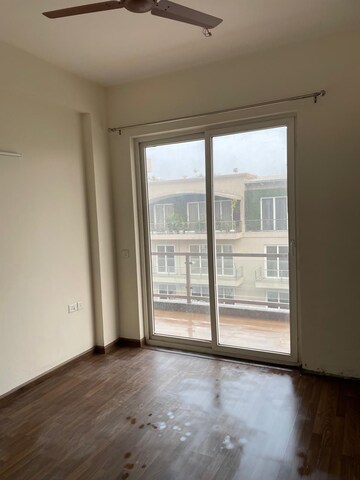 Room in 4 BHK Builder Floor at BPTP Amstoria, Sector 102 – for Rent