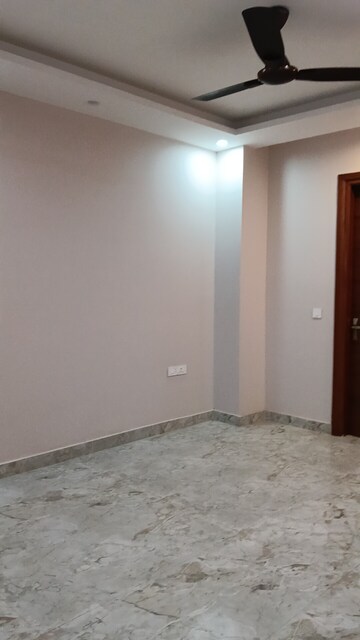 Room in 3 BHK Builder Floor at Sector 14 – for Rent
