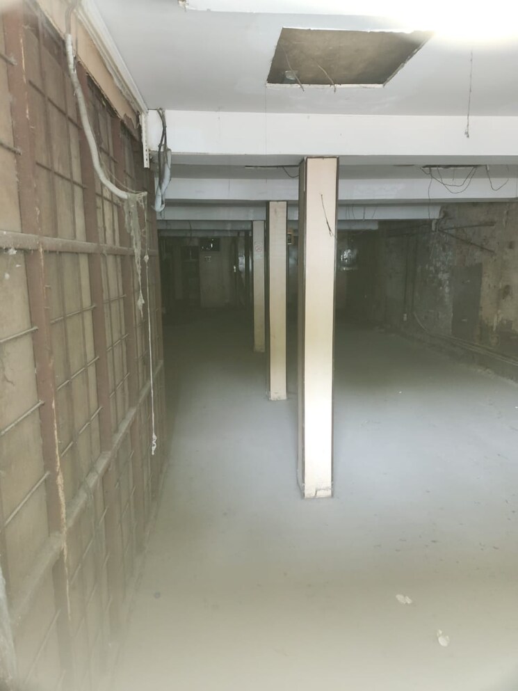 Room, connaught place Commercial Showroom 1000 Sq.Ft. In Connaught Place Delhi 9010963