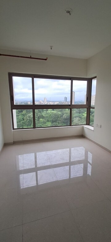 Room in 2 BHK Apartment at Kalpataru Paramount, Kapur Bawdi – for Rent