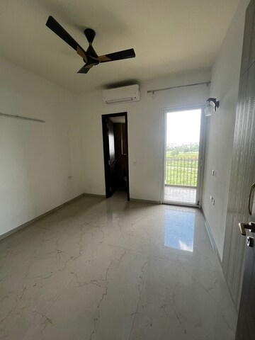 Room in 3 BHK Builder Floor at Smart World Orchard, Sector 61 – for Rent