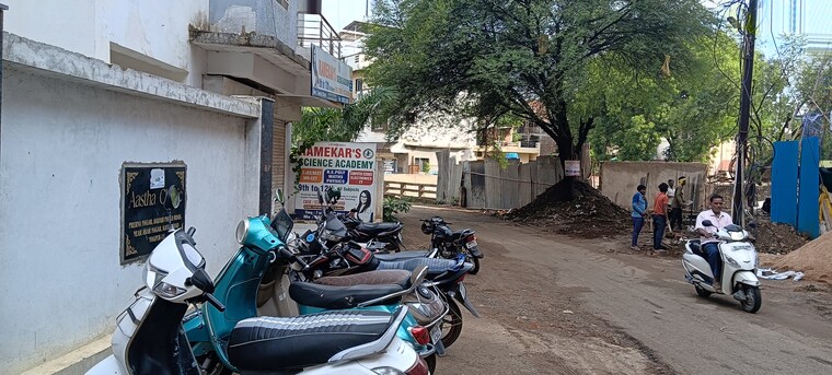  Parking, friends colony Commercial Shop 200 Sq.Ft. In Friends Colony Nagpur 9011199