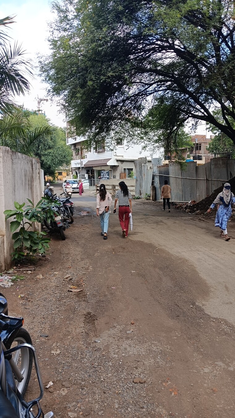  Parking, friends colony Commercial Shop 200 Sq.Ft. In Friends Colony Nagpur 9011199