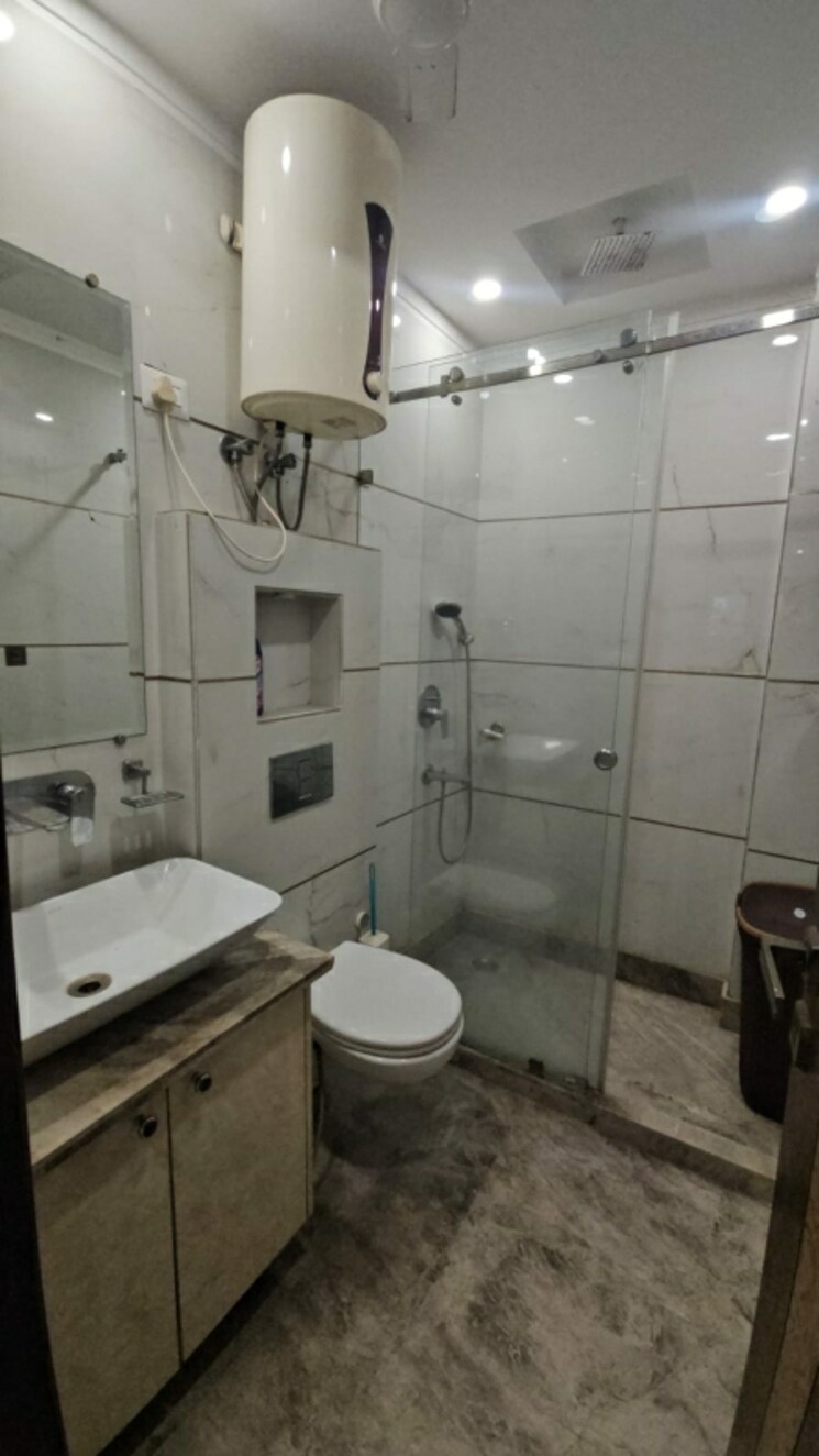 Bathroom, east patel nagar 3 Bedroom 1650 Sq.Ft. Builder Floor In East Patel Nagar Delhi 9011337
