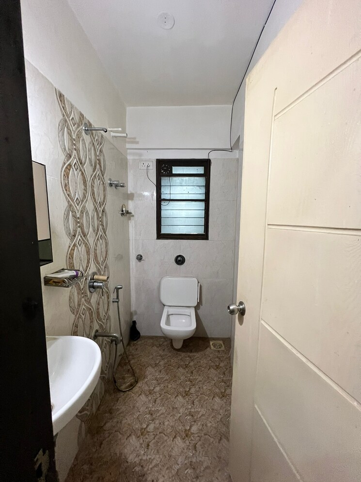 Washroom, kandivali west Commercial Office Space 612 Sq.Ft. In Kandivali West Mumbai 9011332
