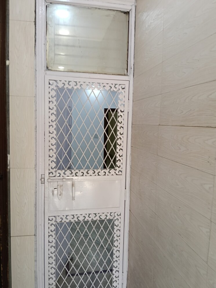 Bathroom, yk-homes 3 Bedroom 290 Sq.Yd. Builder Floor In Green Fields Colony Faridabad 9011414