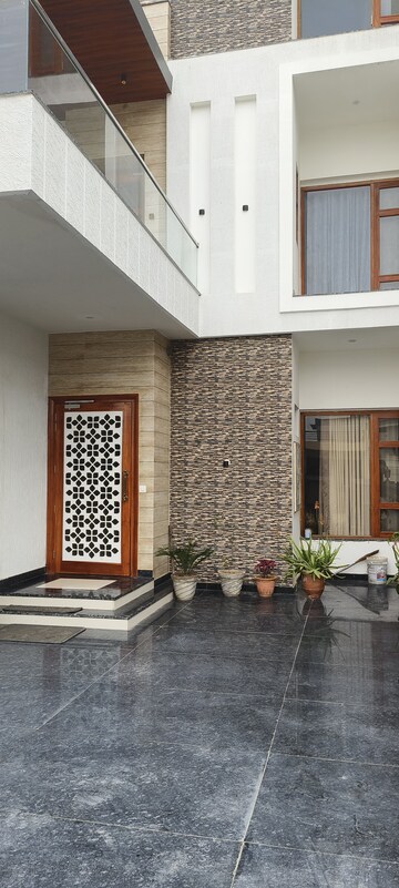  6 BHK Independent House at Aerocity – for Sale