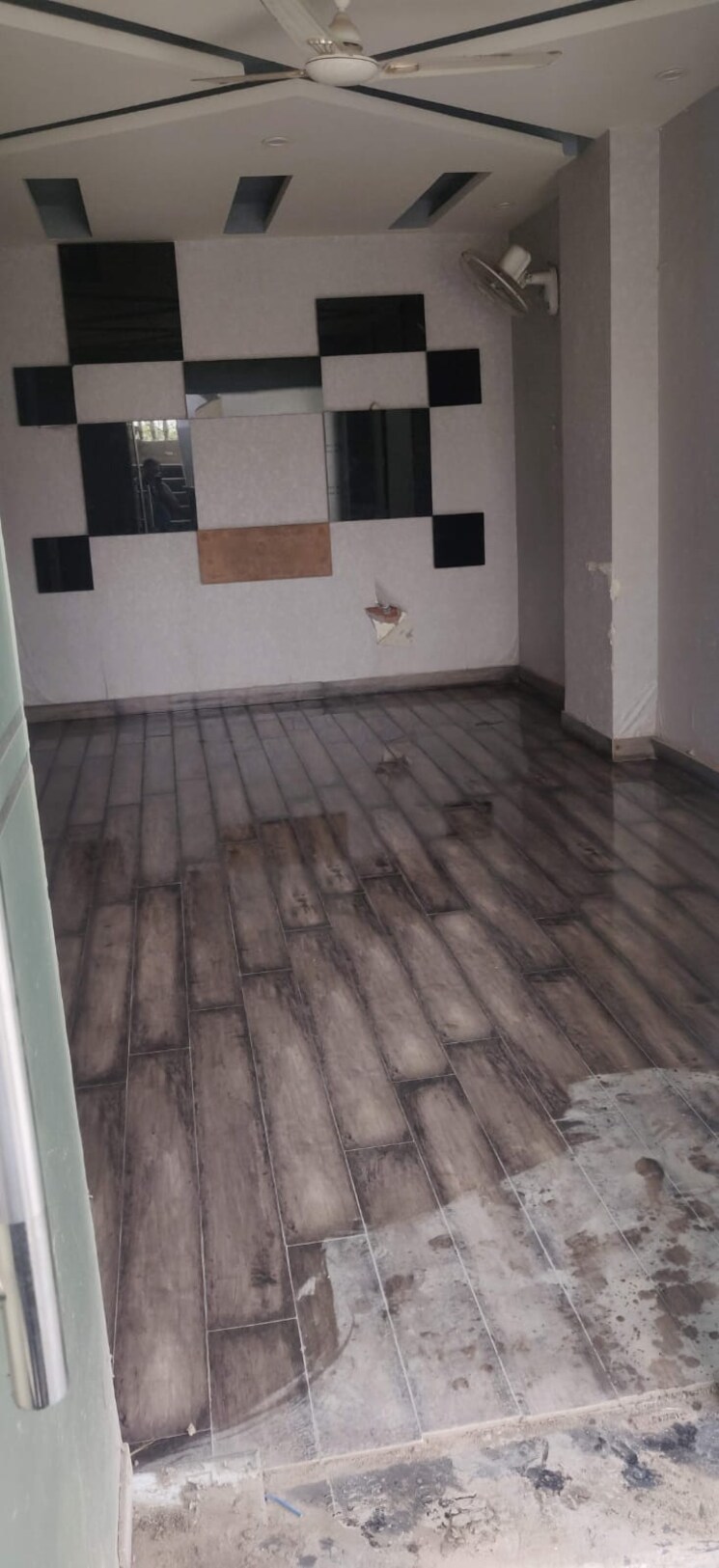 Room, gaur-city-2 Commercial Office Space 321 Sq.Ft. In Gaur City 2 Greater Noida 9011582