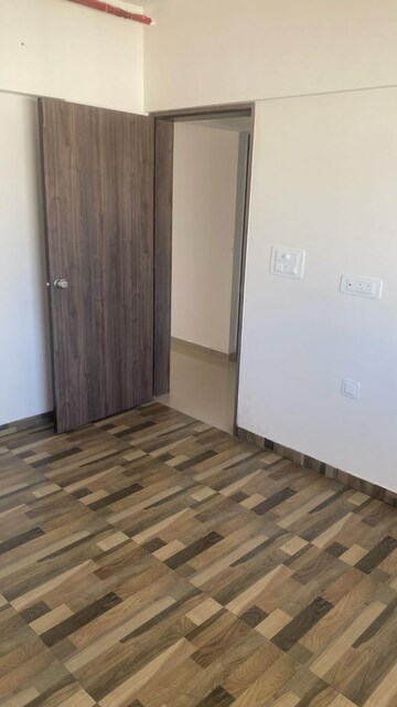 Room in 2 BHK Apartment at Majestique Towers, Kharadi – for Rent