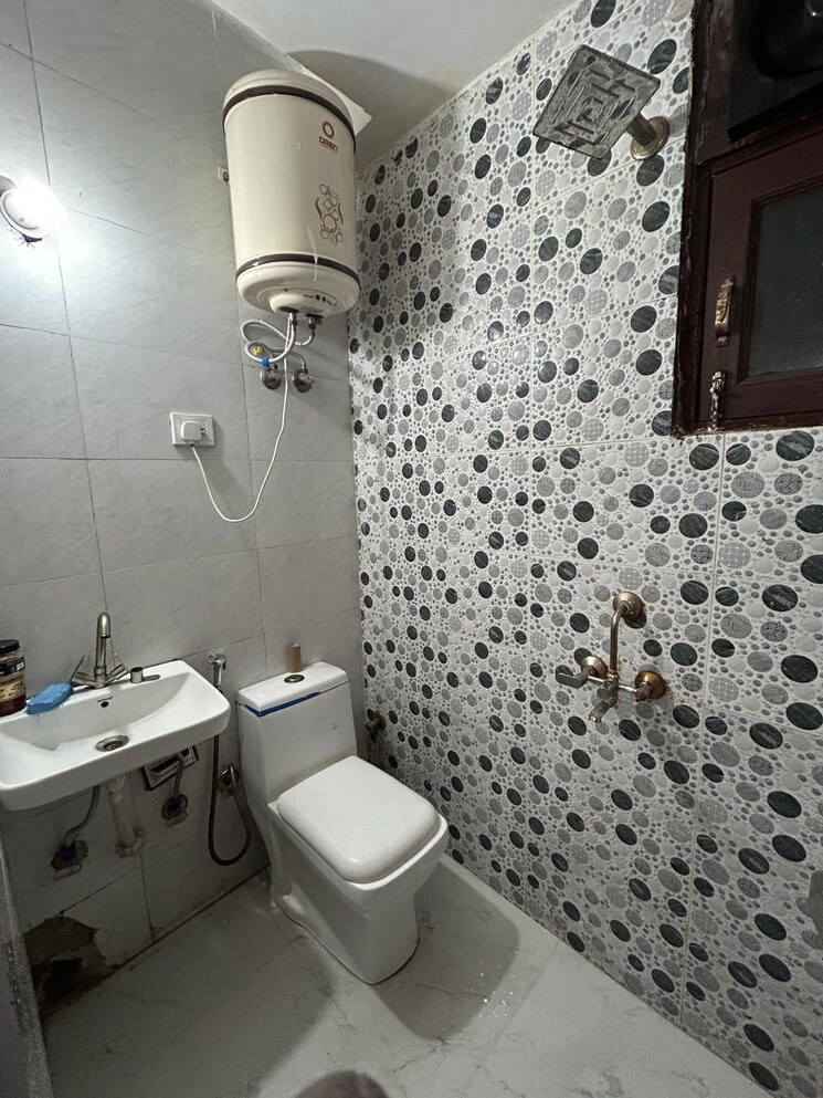 Bathroom, freedom fighters enclave 2 Bedroom 1200 Sq.Ft. Builder Floor In Freedom Fighters Enclave Delhi 9011678