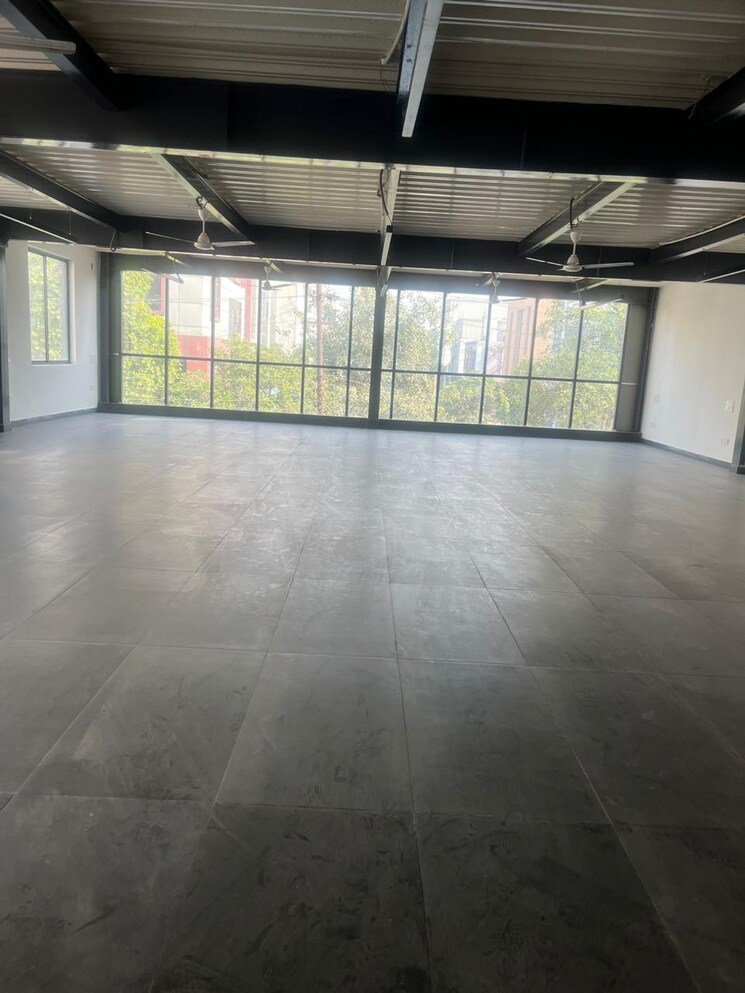 Room, sector 63 Commercial Office Space in IT/SEZ 25000 Sq.Ft. In Sector 63 Noida 9011666