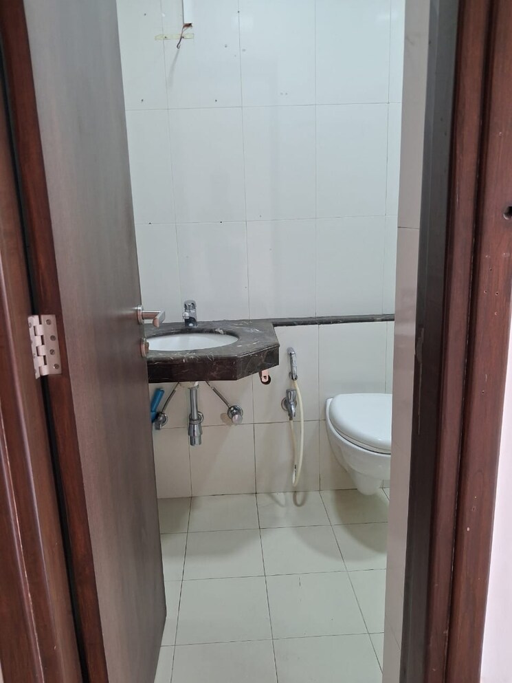 Bathroom, sugee-akanksha 1 Bedroom 450 Sq.Ft. Apartment In Dadar West Mumbai 9011716