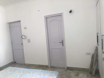Room in 3 BHK Builder Floor at Panchsheel Enclave – for Rent