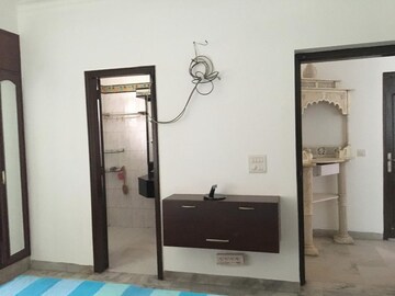 Furnished Amenities in 3 BHK Builder Floor at Panchsheel Enclave – for Rent
