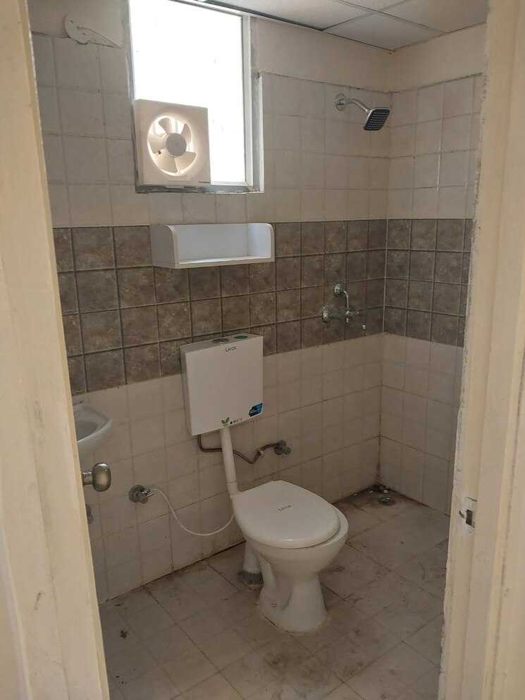 Bathroom, shree-vardhman-green-court 2 Bedroom 690 Sq.Ft. Apartment In Sector 90 Gurgaon 9011863