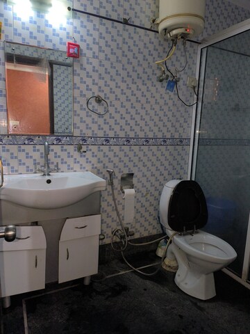 Attached Bathroom in 1 BHK Apartment at Vasant Kunj – for Rent