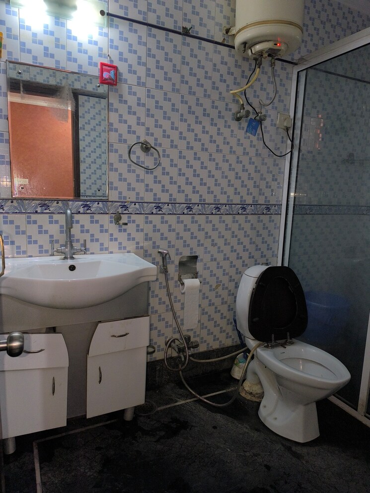 Attached Bathroom, vasant kunj 1 Bedroom 850 Sq.Ft. Apartment In Vasant Kunj Delhi 9011988