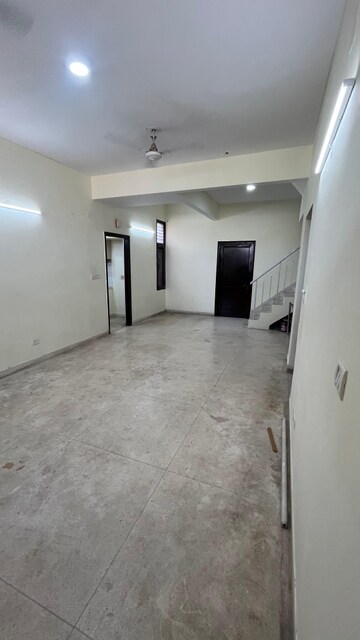3 BHK Apartment For Rent in Vijay Ratan Vihar, Sector 15
