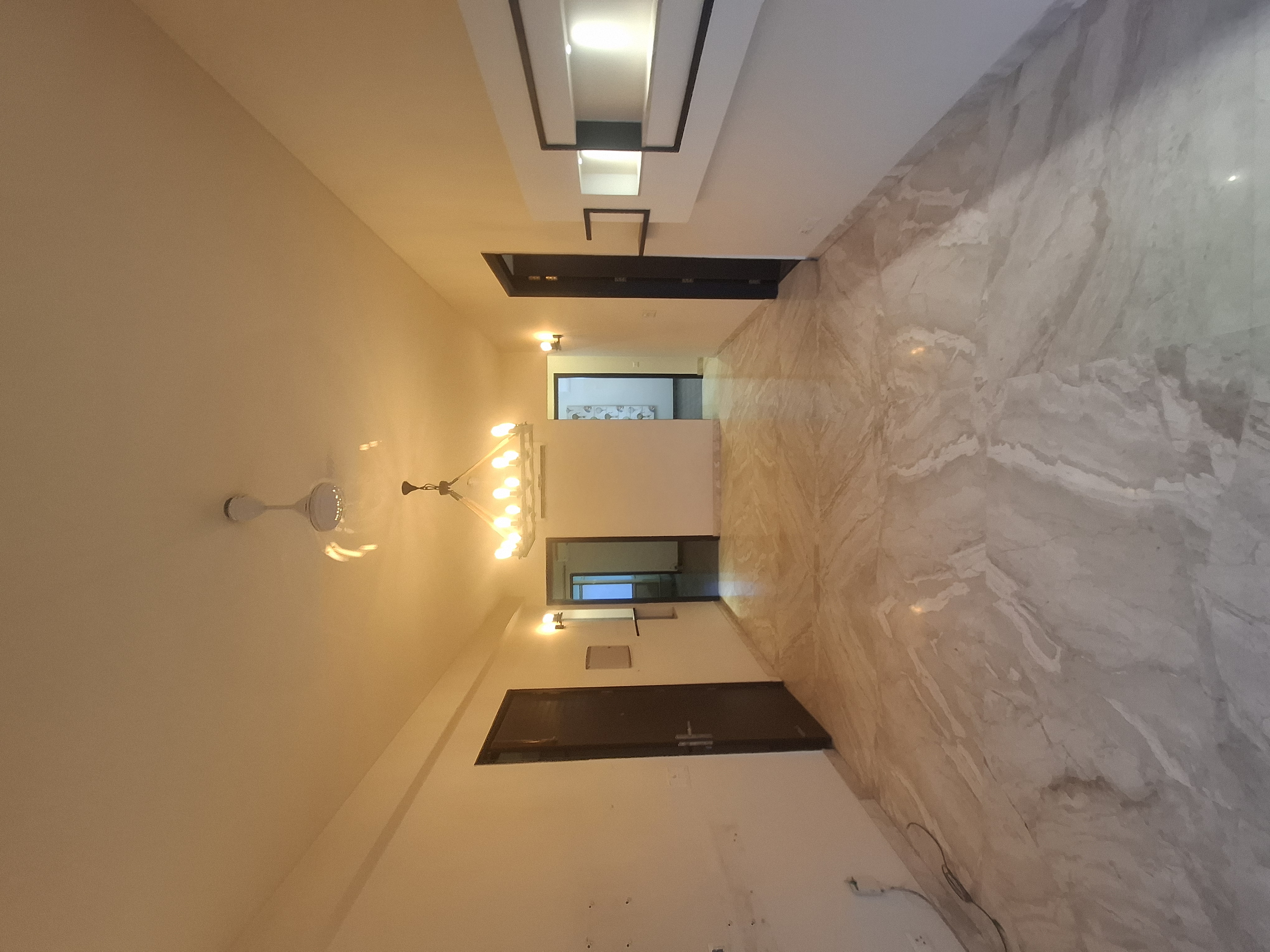 2.5 BHK + Servant Room,Study Room 204 Sq.Yd. Builder Floor in Malibu Shopping Arcade