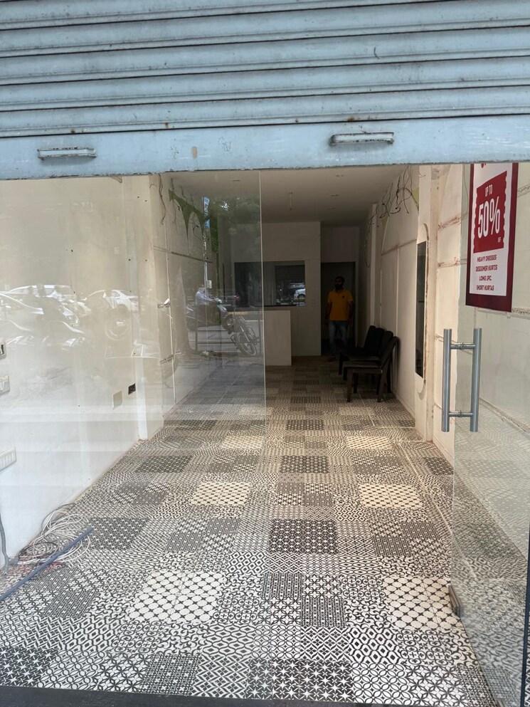 undefined, naranpura Commercial Shop 650 Sq.Ft. In Naranpura Ahmedabad 9012212