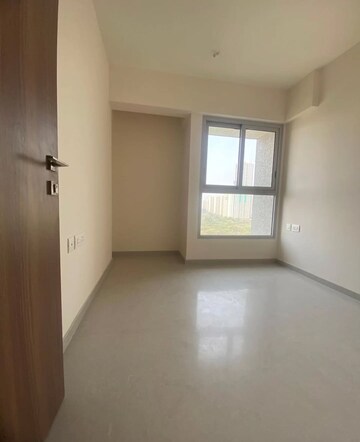 Room in 2 BHK Apartment at Piramal Vaikunth, Balkum Pada – for Rent
