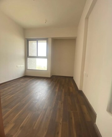 Room in 2 BHK Apartment at Piramal Vaikunth, Balkum Pada – for Rent