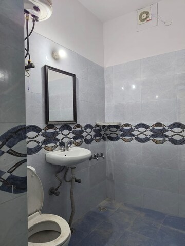 Bathroom in 1 BHK Apartment at Sarita Vihar Pocket-J RWA, Sarita Vihar – for Rent